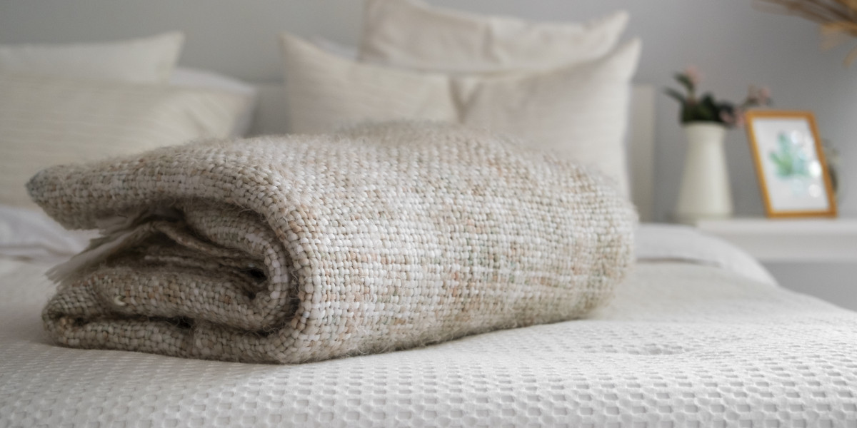 Effortless Elegance: Linen Throws to Enhance Your Bedroom Decor
